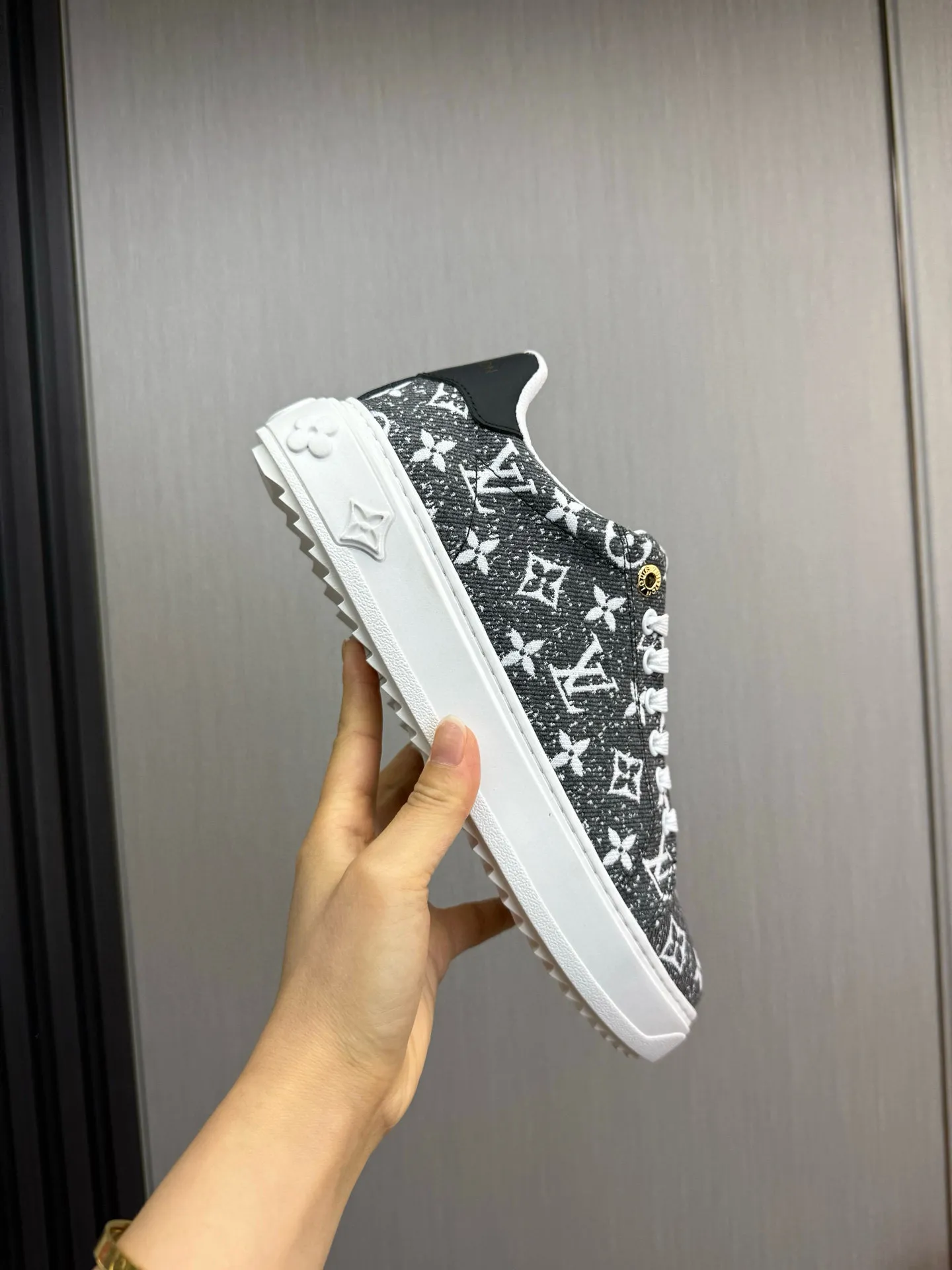 Factory price: 520💰LOUIS VUITTON [Louis VUITTON] The new trendy Lv is on the market🎁, casual and fashionable men's shoes👟The upper is made of imported original fabric + cowhide mesh lining, the original wear-resistant rubber outsole, the version is simple and elegant, exclusive for trendy men. Code number: 38-44, customized 45, 46